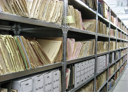 
In kleinen und mittelständischen Betrieben werden viele personenbezogene Daten auf Papier verwaltet. Auch dafür gilt die DSGVO. 



