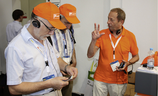 



Letzter Check der Audiosysteme vor dem Start der Touren.
