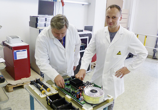 <p>
</p>

<p>
Senec lässt seine Batteriewechselrichter in Greifswald fertigen. Mathias Hammer (rechts) hält seit dem Frühjahr wieder die Fäden bei der Firma in der Hand.
</p> - © Foto: Niels Hendrik Petersen

