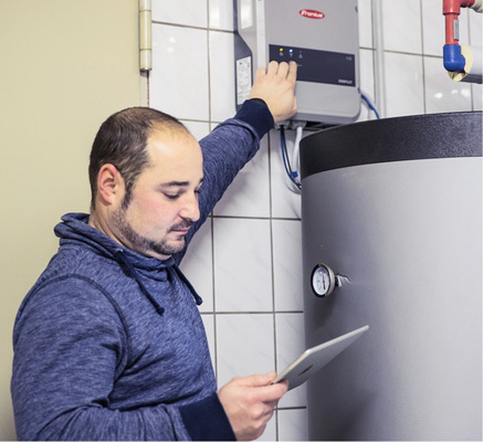 <p>
</p>
<p>
Den Ohmpiloten, einen Verbrauchsregler für Elektroheizungen, hat Fronius bereits auf der Intersolar 2017 vorgestellt.
</p> - © Foto: Fronius
 
Den Ohmpiloten, einen Verbrauchsregler für Elektroheizungen, hat Fronius bereits auf der Intersolar 2017 vorgestellt.