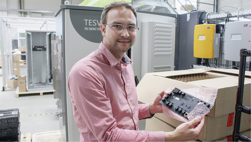 <p>
Daniel Hannemann, CEO von Tesvolt, präsentiert eine Platine für die Speichersteuerung.
</p>

<p>
</p> - © Foto: Heiko Schwarzburger

