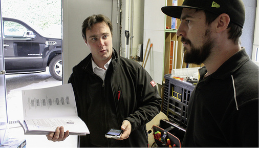 



Teamwork: Der Installateur Philipp Relius von Novatech im Gespräch mit Andreas Lipphardt von IBC Solar.
