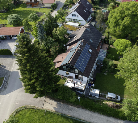 <p>
Einfamilienhaus mit Einliegerwohnung in Konstanz am Bodensee. Photovoltaik (Ost-West-Ausrichtung): 9,7 Kilowatt, Batteriespeicher: 12,3 Kilowattstunden. Deckung des Eigenverbrauchs und Maximierung des Autarkiegrades übers Jahr: nahezu kein Netzbezug im Sommerhalbjahr.
</p>

<p>
</p> - © Foto: Energy Depot

