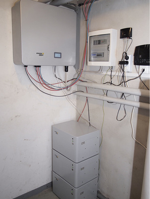 



Kompakter Centurio mit drei Batteriepaketen des Domus-Speichersystems.
