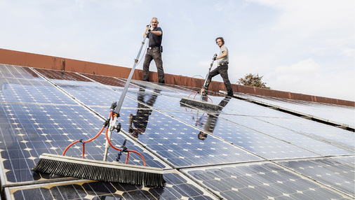 



Mit handgeführten Bürsten kann ein erfahrener Reiniger den Druck während der Reinigung besser und gezielter ausüben als mit einem maschinellen System.
