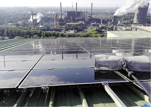 
Die Skihalle in Bottrop steht in unmittelbarer Nähe eines Industriekomplexes. Die Dünnschichtmodule mit ihrer spezifischen Verschmutzung zu reinigen ist eine Herausforderung.



