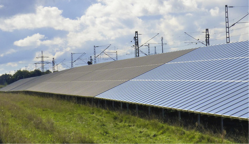



Auf Anlagen an Bahnstrecken findet sich fettiger, träger Schmutz, der mit einer langsamen Bewegung am besten abgetragen werden kann.
