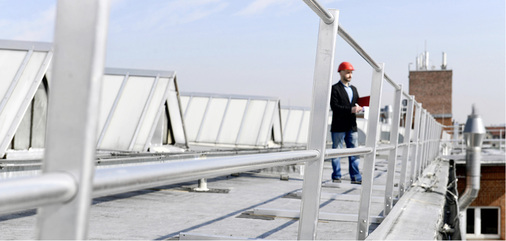 <p>
Eigentlich gehört ein solches Geländer an den Rand eines jeden Daches, auf dem ein Photovoltaikgenerator steht. Schließlich muss er jedes Jahr gewartet werden. 
</p>
<p>
</p> - © Foto: ABS Safety
 
Eigentlich gehört ein solches Geländer an den Rand eines jeden Daches, auf dem ein Photovoltaikgenerator steht. Schließlich muss er jedes Jahr gewartet werden.