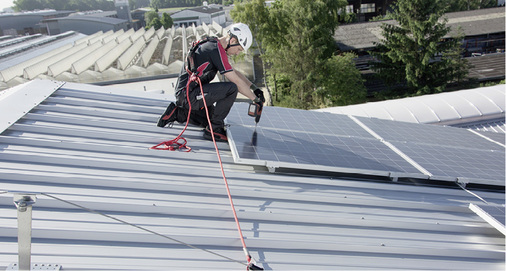 <p>
</p>
<p>
Der mit der PSA gesicherte Handwerker sollte nicht über die Kante fallen können.
</p> - © Foto: ABS Safety
 
Der mit der PSA gesicherte Handwerker sollte nicht über die Kante fallen können.