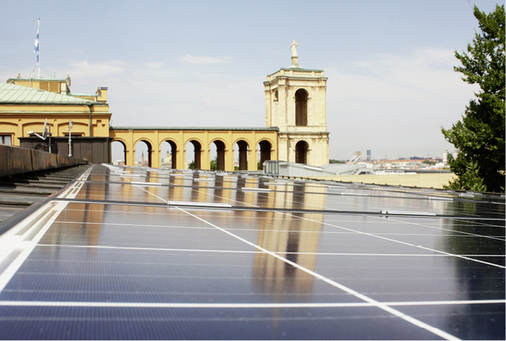 



Auf dem Dach des Bayerischen Landtags wurden 85 Kilowatt installiert, mit Unterkonstruktionen von Schletter.
