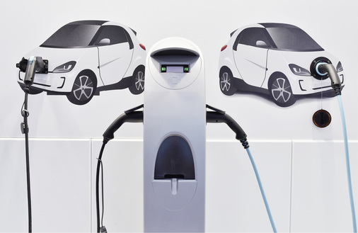 



Die neue Fachmesse Power2Drive rundet die Intersolar und die EES Europe in München ab. Das Tagesticket gilt für alle Veranstaltungen. Im Mittelpunkt steht die Elektrotechnik zum Beladen der E-Autos.
