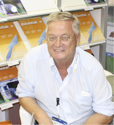 
Das Foto zeigt Dr. Hans Kronberger als Gast am Messestand der 
photovoltaik
 vor einem Jahr in München.



