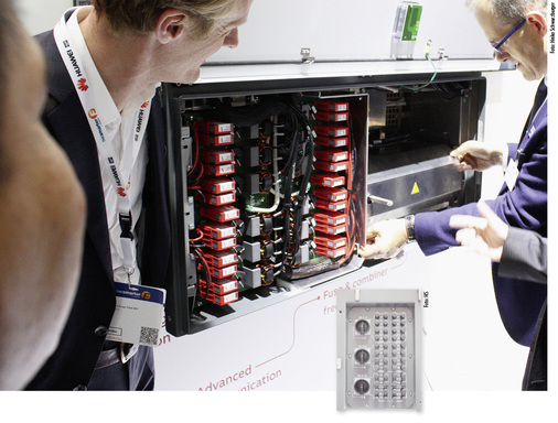 
Der PVS 175 TL von ABB gewann den Intersolar Award. Kleines Foto: DC-Anschlüsse für die Solarstrings.
