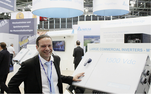



Freudestrahlend präsentierte Andreas Schmidt von Delta Energy den neuen Stringwechselrichter für 125 Kilowatt. Das Gerät arbeitet mit 1.500 Volt DC.
