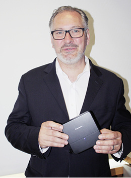 



Solarwatt setzt auf die Wechselrichter von Fronius. Zur Intersolar offerierte CEO Detlef Neuhaus den neuen Energie Manager X. Das Speichersystem My-Reserve bietet mit dem Fronius Symo Hybrid künftig auch Notstrom.
