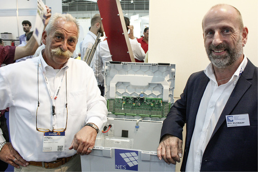 <p>
Wolfgang John (links) und Willi Mühlbauer präsentierten in München das intelligente Speichersystem von NES aus Stephanskirchen.
</p>

<p>
</p> - © Foto: Heiko Schwarzburger


