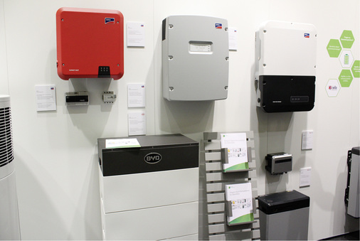 
Baywa r.e. bietet seinen Kunden eine breite Palette an Speicherbatterien und Wechselrichtern zu ihrer Einbindung an.



