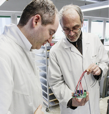 



Tobias Schwartz (links) von Solarinvert und Peter Rinklin (rechts) von Rinklin Elektronik begutachten eine bestückte und verdrahtete Platine.
