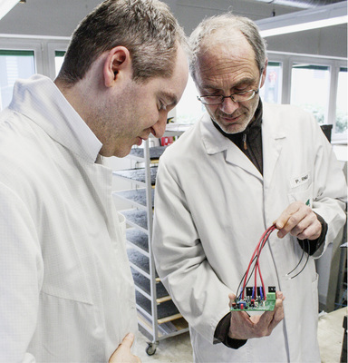 <p>
</p>

<p>
Tobias Schwartz (links) von Solarinvert und Peter Rinklin (rechts) von Rinklin Elektronik begutachten eine bestückte und verdrahtete Platine.
</p> - © Foto: Heiko Schwarzburger

