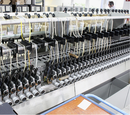 



Dieser Bestückungsautomat setzt Tausende verschiedene Bauteile auf die Platinen.
