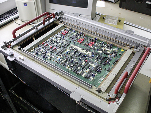 



Am Ende der Fertigung steht die Prüfung der kompletten Platine.
