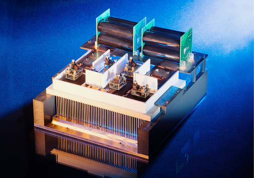 <p>
</p>

<p>
Einphasiger Leistungsstack (20 Kilovolt) mit Mosfets aus Siliziumkarbid (15 Kilovolt), Treibern und anteiligen Zwischenkreiskondensatoren.
</p> - © Foto: Fraunhofer ISE

