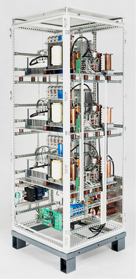 



Prototyp des Wechselrichters (100 Kilowatt) zur Einspeisung in die Mittelspannung (zehn Kilovolt).
