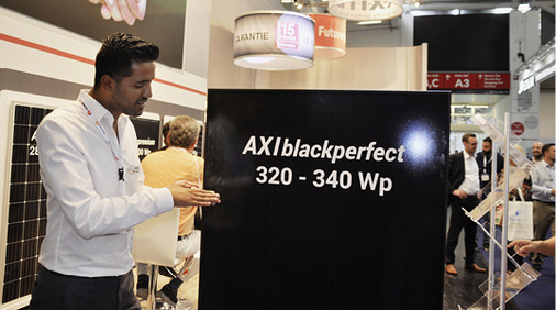 <p>
Zum Jahresende soll das Schindelmodul von Axitec verfügbar sein. Die Zellstreifen sind mit leitendem Klebstoff verbunden.
</p>

<p>
</p> - © Foto: Petra Franke

