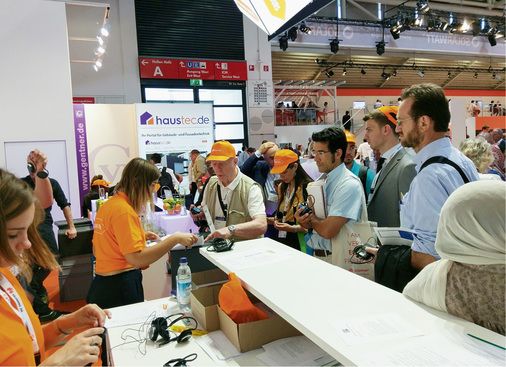 



Die Tourteilnehmer erhielten am Stand der 
photovoltaik
 Kopfhörer. So waren trotz des Messerummels die Erklärungen immer gut zu verstehen.
