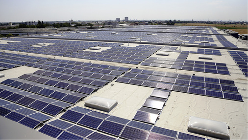 



Die Montage von Anlagen auf großen Industriedächern muss schnell gehen. Die Anlage muss aber auch sicher stehen und den Preisanforderungen standhalten.
