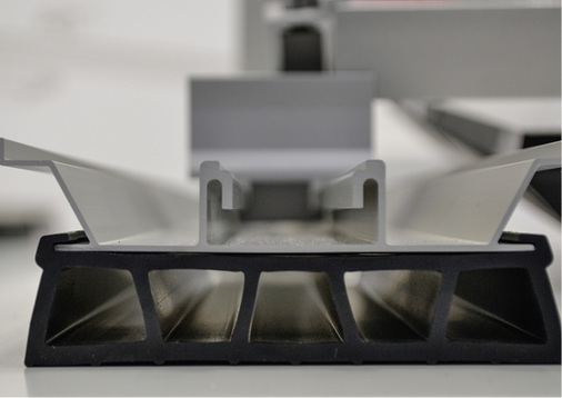 



Das EPDM-Pad von K2 Systems erfüllt gleich mehrere Funktionen.
