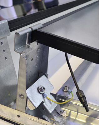 



Die Aufständerung ist beim neuen System von Q-Cells einfach in der Bodenschiene eingeklappt.
