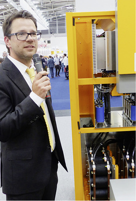 



Nun auch für Haushalte: Pierre Kraus von Solarmax erläutert das Speichersystem ES Kompakt.
