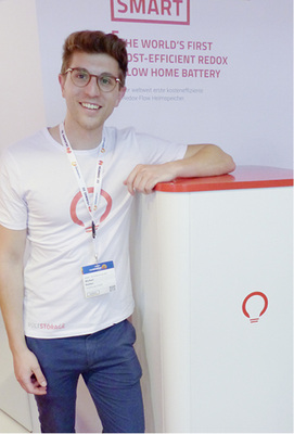 



Alternative zu Lithium: Michael Peither zeigt den neuen Redox-Flow-Speicher des Start-ups Voltstorage.
