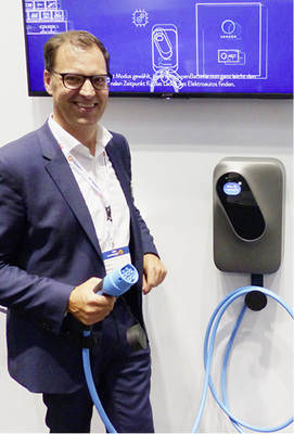 
Intelligentes Laden: Hermann Schweizer demonstriert den neuen Charger von Sonnen .



