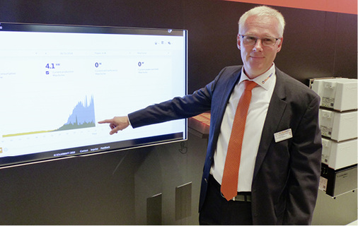 



Olaf Wollersheim von Solarwatt veranschaulicht die Reaktionszeit des Speichers.
