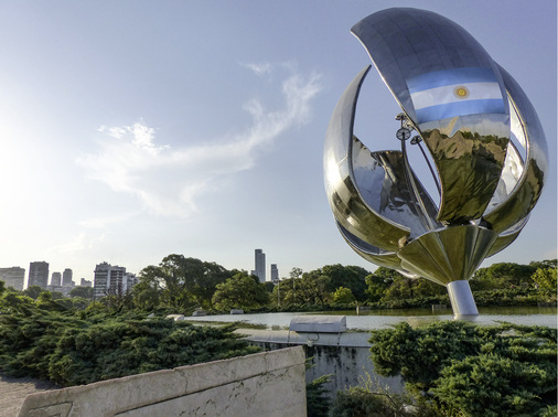 



Morgens öffnet sich die Floralis Genérica auf dem Platz der Vereinten Nationen in Buenos Aires automatisch. Vorausgesetzt, der eingebaute Motor funktioniert auch.
