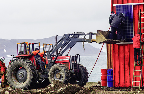



Ein Traktor als Bühne: Der Arbeitsschutz muss unter diesen Wetterbedingungen etwas leiden.
