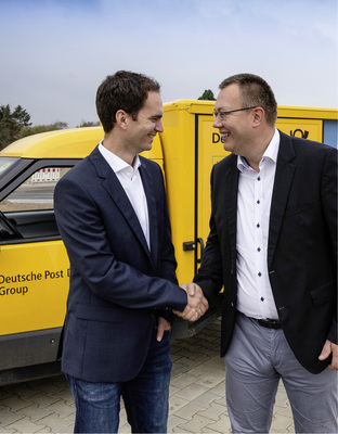 <p>
</p>

<p>
Vertriebsexperte Philip Müller (links) und Solarteur David Muggli von Priogo schlagen ein: Gemeinsam mit Partnern aus dem installierenden Handwerk wollen sie E-Autos unter die Leute bringen – zusammen mit Photovoltaik.
</p> - © Foto: Götz Bökler

