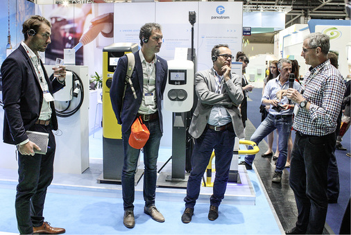 



Dr. Andreas Zumschlinge vom Berliner Anbieter Parkstrom diskutiert mit Messebesuchern über technische Herausforderungen der E-Mobilität.
