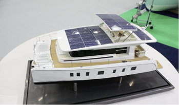 
Modell des Solarkatamarans Solar Wave, der bereits in Serie gebaut wird und auf dem Mittelmeer fährt.



