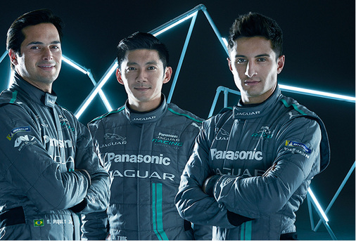 <p>
Das Panasonic Jaguar Racing Team in Pose für die Fotografen: Nelson Piquet Jr., Ho-Pin Tung und Mitch Evans (von links).
</p>

<p>
</p> - © Foto: Viessmann

