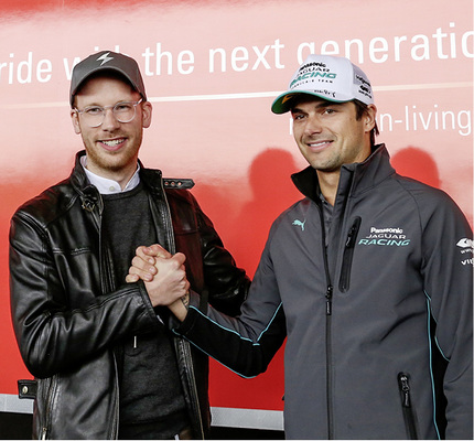 <p>
Der rote Infotruck von Viessmann gab für die Pressekonferenz auf dem Tempelhofer Flughafen in Berlin eine feine Kulisse.
</p>

<p>
</p> - © Foto: Viessmann

