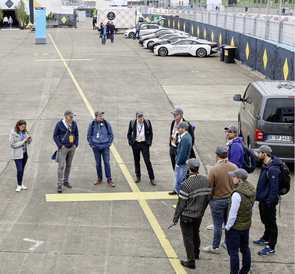 
Das Jaguar-Team ist in Berlin eingetroffen und inspiziert die Örtlichkeiten des früheren Flughafens mitten in der Stadt.



