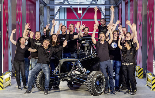 



Das Team aus Bochum mit dem gemeinsamen Schützling.
