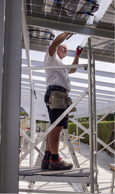 
Einlegen und Anschluss der Solarmodule.



