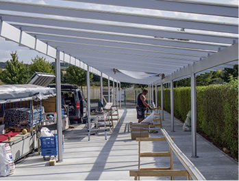 
Die Aluminiumkonstruktion steht.



