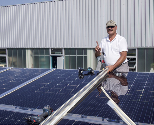 
Die letzten Handgriffe am solaren Unterstand.



