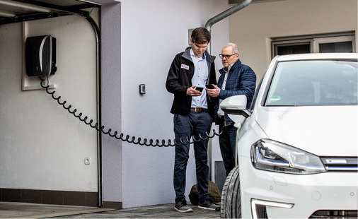 <p>
</p>

<p>
Der größte Teil des Stroms für die Elektroautos wird zu Hause geladen. Wenn das alle Bewohner einer Siedlung gleichzeitig machen, kann es eng werden im Netz.
</p> - © Foto: Fronius

