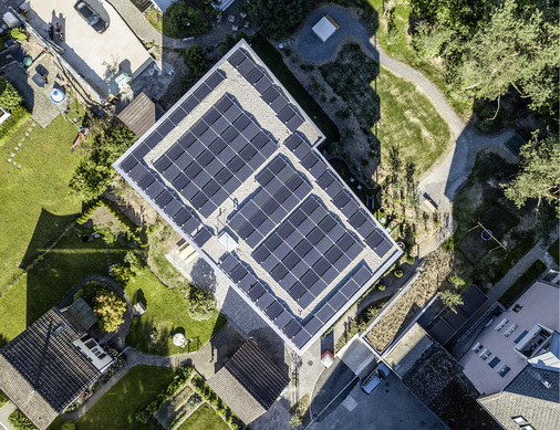 



Solardach und Solarfassade in Huttwil: Die Planer des innovativen Bauprojekts haben auch Ladestationen mit installiert.
